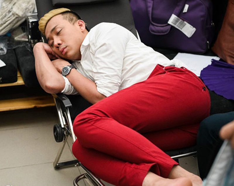 Trước đây, khi mải miết chạy show, Trấn Thành thường xuyên rơi vào tình trạng thiếu ngủ. Ảnh: Dân Việt.