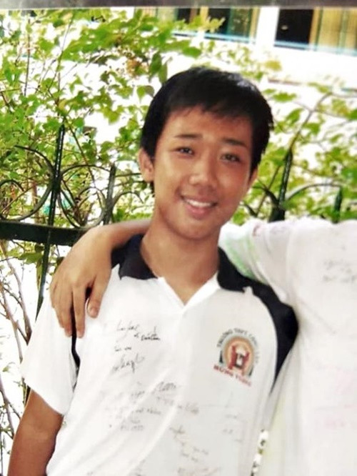 Trước khi nổi tiếng, giàu có, Trấn Thành trải qua tuổi thơ nghèo khó. Theo VOV, gia đình Trấn Thành từng rất nghèo, cả nhà phải sống tạm trong một nơi mà ngày trước là cái cống. Ảnh: Thương Hiệu Và Pháp Luật.