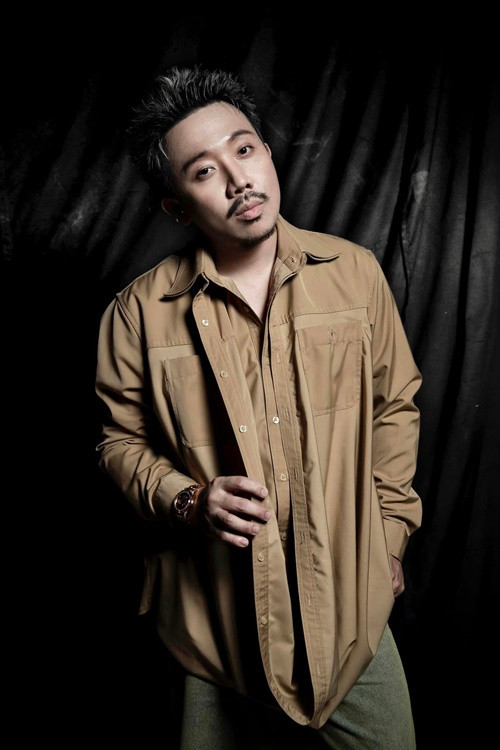 Mới đây, Trấn Thành cho biết, do phải đứng dẫn chương trình trong thời gian dài, anh bị giãn tĩnh mạch ở chân. Ảnh: FBNV.