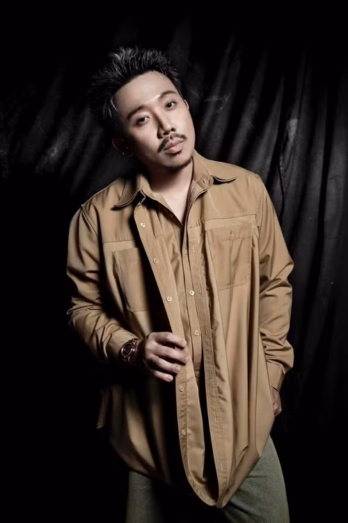 Mới đây, Trấn Thành cho biết, do phải đứng dẫn chương trình trong thời gian dài, anh bị giãn tĩnh mạch ở chân. Ảnh: FBNV.