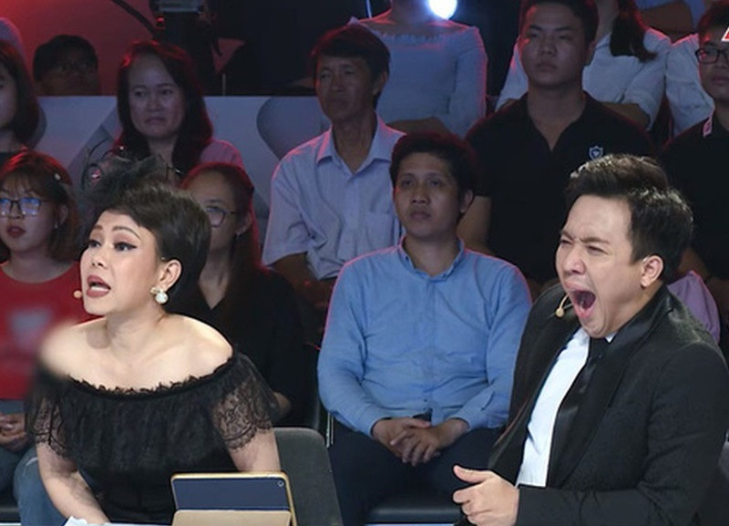 Trên sóng Người bí ẩn, Trấn Thành ngáp ngủ. Vẻ mệt mỏi, đuối sức của anh khiến nhiều khán giả lo lắng. Ảnh: Vietnamnet.