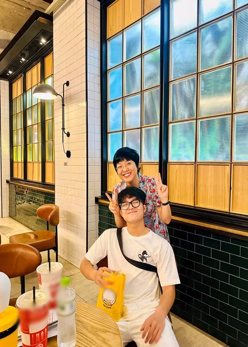 "Mình nhận được món quà sinh nhật của anh Tít giữa đêm, thấy rất vui nhưng thật sự chỉ nghĩ anh Tít ghép ảnh hai mẹ con vào cái clip có sẵn, không ngờ anh ấy đã thuê hẳn bên châu Phi để thực hiện món quà này. Thảo nào khi mình nhắn tin cảm ơn, anh ấy nói “Sao mẹ nhận được món quà như thế mà mẹ cảm ơn có vẻ hơi hời hợt nhỉ?". Ôi ai biết con dày công thế đâu chứ! Cảm ơn con trai, thật nhiều, thật nhiều, mẹ rất thích!", Thảo Vân hạnh phúc chia sẻ.