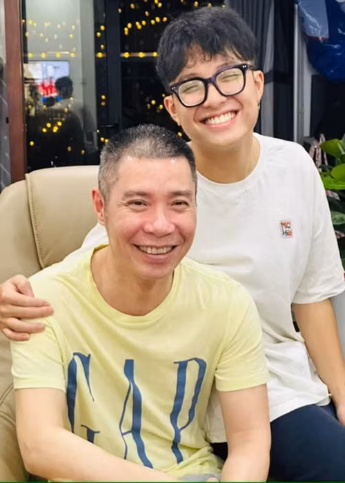  NSND Công Lý cũng báo tin vui về con trai Gia Bảo. "Chúc mừng con trai đã là tân sinh viên Đại học Quốc gia Hà Nội", nam nghệ sĩ chia sẻ trên trang cá nhân.