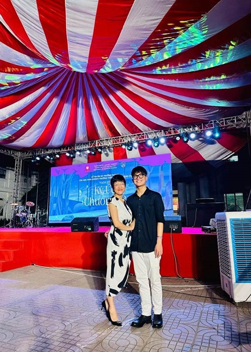 Con trai Thảo Vân luôn ngoan ngoãn, biết quan tâm đến các thành viên trong gia đình.