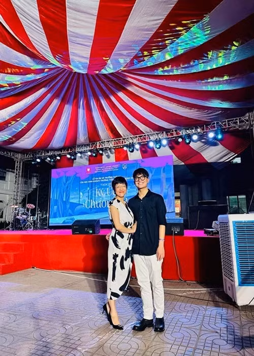 Con trai Thảo Vân luôn ngoan ngoãn, biết quan tâm đến các thành viên trong gia đình.