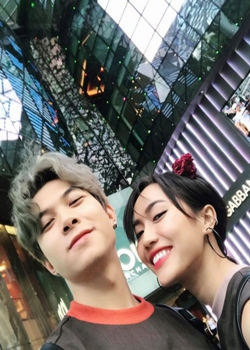 Trong một lần diễn xong, Anh Tú nói với Diệu Nhi: “Sau này tôi sẽ cưới hình mẫu giống chị!” rồi lên xe máy đi luôn. Sau đó, Anh Tú và Diệu Nhi tìm hiểu nhau rồi hẹn hò. Ảnh: VOV.