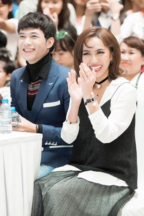 Chia sẻ về chuyện tình với Anh Tú, Diệu Nhi từng nói: “Khi yêu, ngoài tuổi tác không bàn tới thì em sẽ lo cho anh đầy đủ. Năm nay điện thoại nào mới ra em sẽ mua cho anh. Năm sau anh muốn xe hơi em sẽ cố gắng làm để mua xe hơi cho anh. Chỉ cần quen em thôi, còn việc khác cứ để em lo”. Ảnh: FBNV.