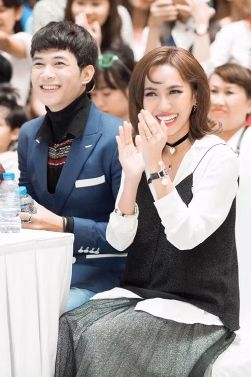 Chia sẻ về chuyện tình với Anh Tú, Diệu Nhi từng nói: “Khi yêu, ngoài tuổi tác không bàn tới thì em sẽ lo cho anh đầy đủ. Năm nay điện thoại nào mới ra em sẽ mua cho anh. Năm sau anh muốn xe hơi em sẽ cố gắng làm để mua xe hơi cho anh. Chỉ cần quen em thôi, còn việc khác cứ để em lo”. Ảnh: FBNV.