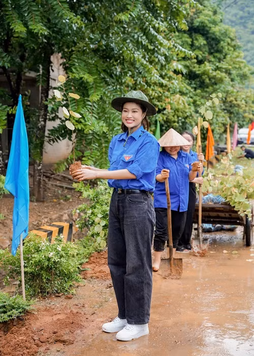 Thiên Ân mặc giản dị, đi trồng cây. Ảnh: FBNV.