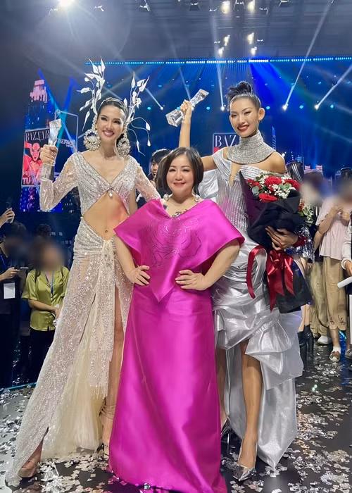 Chung kết The Face Vietnam 2023 vừa khép lại với chiến thắng thuộc về Huỳnh Tú Anh - học trò của siêu mẫu Anh Thư (ngoài cùng bên trái). Ảnh: FBNV.