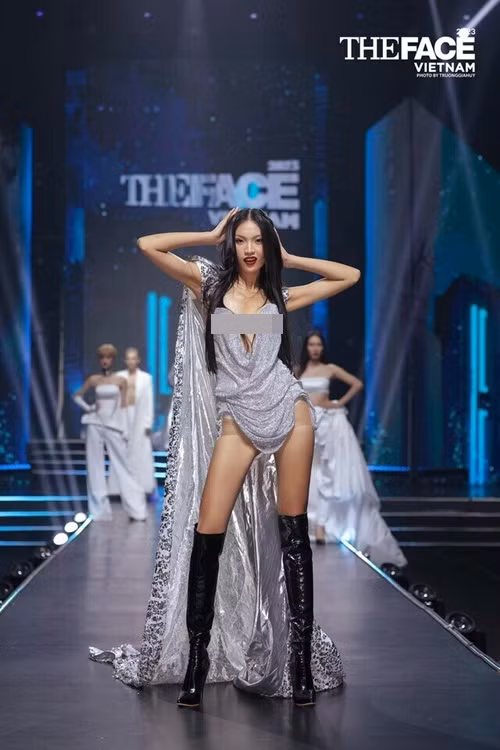 Tú Anh gây ấn tượng với khả năng làm chủ sân khấu và xử lý trang phục tốt trong hai phần thi.