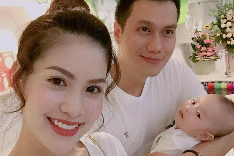 Sau khi ly hôn Thùy Linh, Việt Anh gắn bó với Hương Trần. Sau một thời gian dọn về sống chung, năm 2016, Việt Anh và Hương Trần tuyên bố đã kết hôn. Năm 2017, bà xã Việt Anh hạ sinh con trai, đặt tên thân mật là Đậu. Ảnh: FBNV.