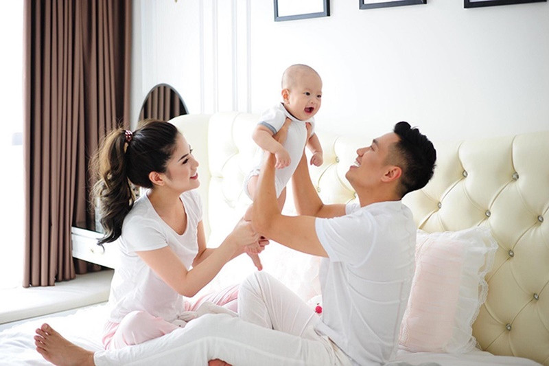 Tháng 2/2019, Việt Anh và Hương Trần liên tục có những chia sẻ khó hiểu, khiến cả hai vướng tin đồn hôn nhân gặp trục trặc. Ảnh: FBNV.