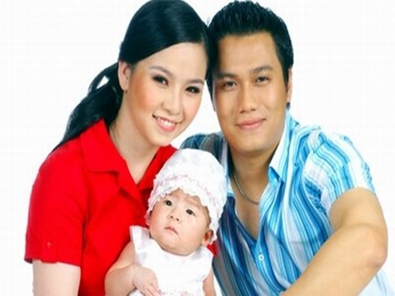  Diễn viên Việt Anh kết hôn với BTV Thùy Linh vào năm 2007. Cặp đôi có một cô con gái chung tên Song Anh, tên thân mật là Dâu Tây. Ảnh: Thế Giới Văn Hóa.