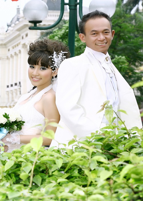 Bà xã Jimmii Khánh sở hữu nhan sắc xinh đẹp không thua kém hot girl. Ảnh: FBNV.