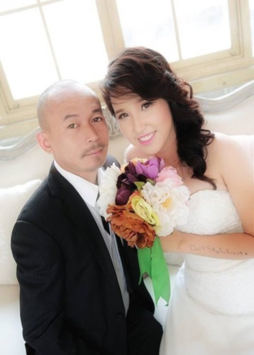 Jimmii Khánh kết hôn với Mai Anh cách đây 15 năm. Vợ nam diễn viên cao 1m65. Vì chiều cao quá chênh lệch, Jimmii Khánh và Mai Anh không được gia đình ủng hộ. Vượt qua khó khăn, cả hai quyết định về chung một nhà. Ảnh: Thể Thao Văn Hóa.