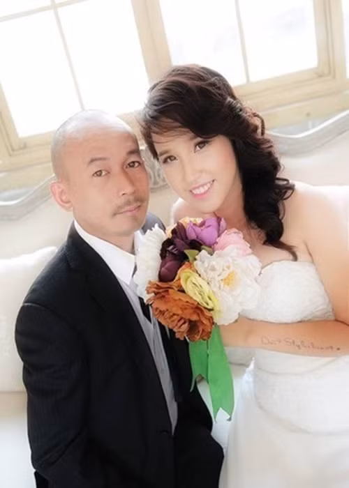 Jimmii Khánh kết hôn với Mai Anh cách đây 15 năm. Vợ nam diễn viên cao 1m65. Vì chiều cao quá chênh lệch, Jimmii Khánh và Mai Anh không được gia đình ủng hộ. Vượt qua khó khăn, cả hai quyết định về chung một nhà. Ảnh: Thể Thao Văn Hóa.