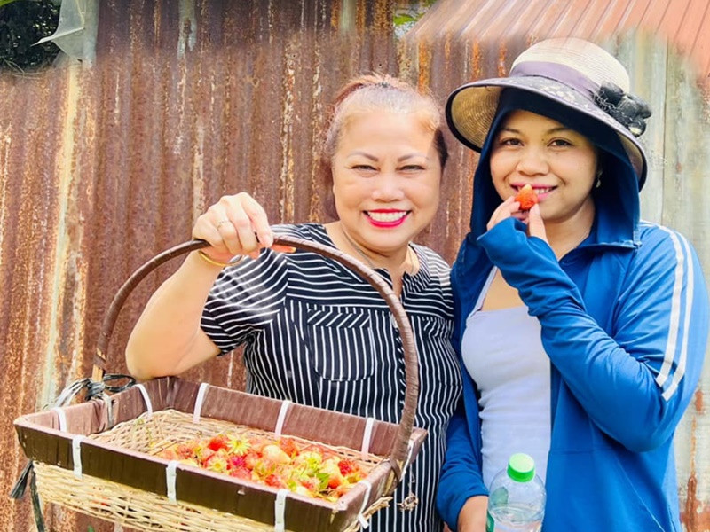 Siu Black lập một kênh Youtube để ghi lại cuộc sống đời thường. Trong ảnh, cô lên Đà Lạt hái dâu. Ảnh: FBNV.