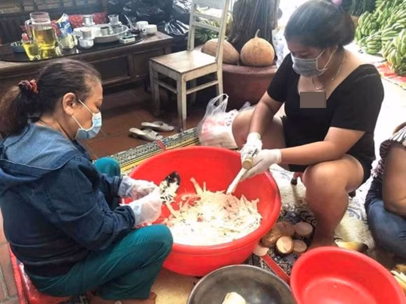 Siu Black đi làm từ thiện trong thời gian dịch COVID-19. Ảnh: Dân Việt.