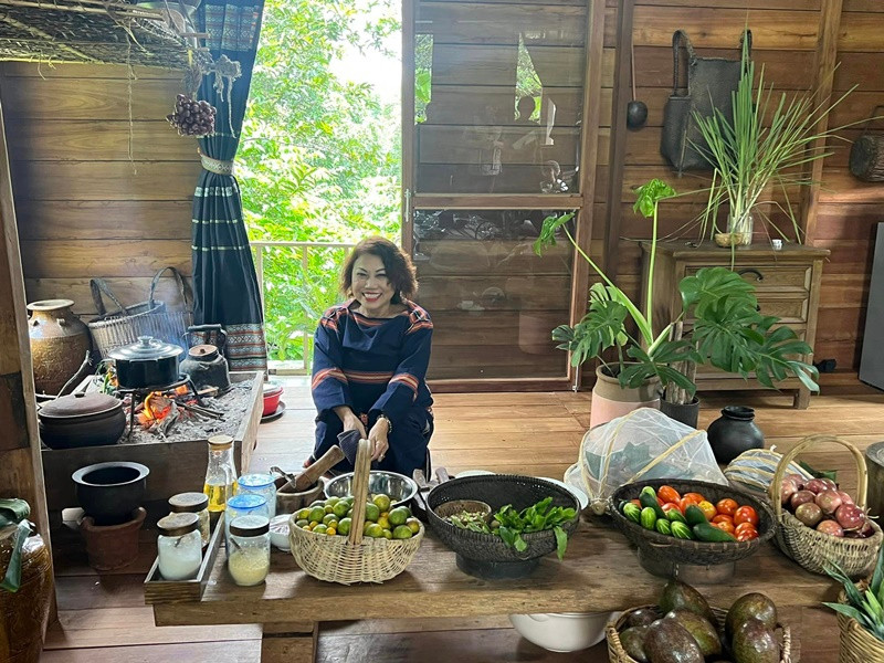 "Dù cho tôi có vấp ngã thì khán giả vẫn ủng hộ tôi, họ luôn nói ‘chị ơi cố lên, giọng hát của chị tuyệt vời’, đó là động lực lớn nhất giúp tôi hát tiếp. Khán giả còn yêu thương mình, tại sao mình không phục vụ", Tiền Phong dẫn lời giọng ca Ly cafe ban mê. Ảnh: FBNV.