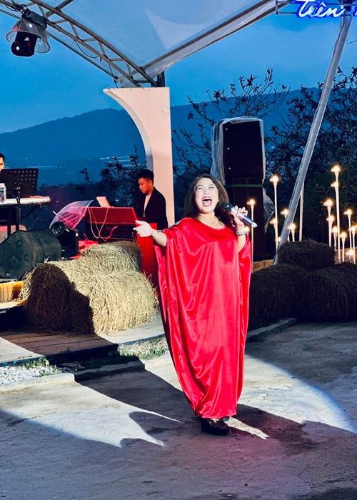 Theo Siu Black, cát-sê đi hát của cô giảm nhiều so với trước đây. Để cuộc sống ổn định hơn, cô chăm đi show. Ảnh: FBNV.