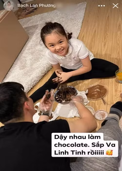 Nam diễn viên từng hướng dẫn con gái của người yêu tập xe đạp hay cùng nhau làm chocolate. Ảnh: Thể Thao Văn Hóa.
