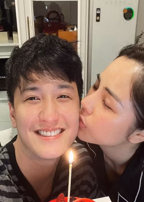 Khi bị antifan bình luận kém duyên: “"Chị này 37 tuổi, gần 40 tuổi rồi, không còn trẻ nữa. Nhưng anh này mới 30 tuổi, giờ chị ý còn sắc thì anh ý còn yêu, chỉ sợ vài năm nữa anh ý bỏ theo gái trẻ thôi”, Bạch Lan Phương phản hồi: “Thế mấy năm nữa tính tiếp, chứ giờ tính làm chi cho đau đầu bé ơi”. Ảnh: FBNV.