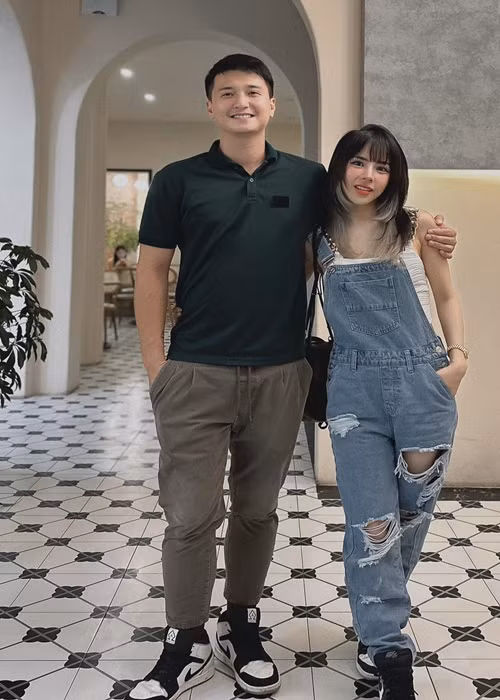 Tháng 10/2020, cặp đôi công khai hẹn hò. Trước khi đến với nhau, Huỳnh Anh trải qua một số mối tình ồn ào còn Bạch Lan Phương qua một lần đò và có con riêng. Ảnh: FBNV.