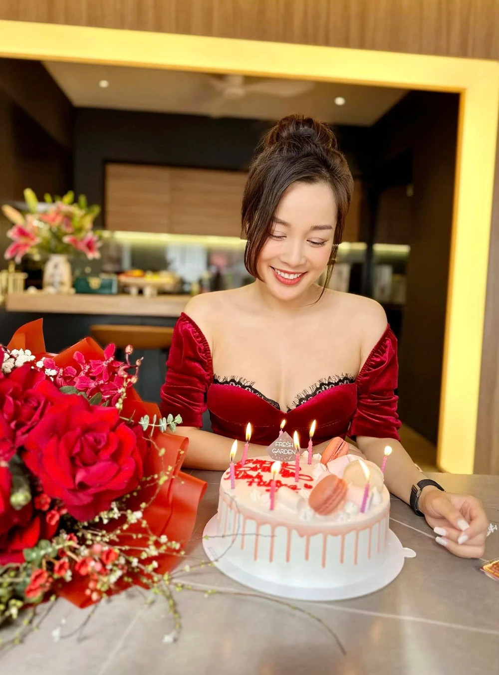 Để giữ được nhan sắc và vóc dáng thon gọn, Minh Hương duy trì lối sống tích cực, chăm chỉ tập luyện.