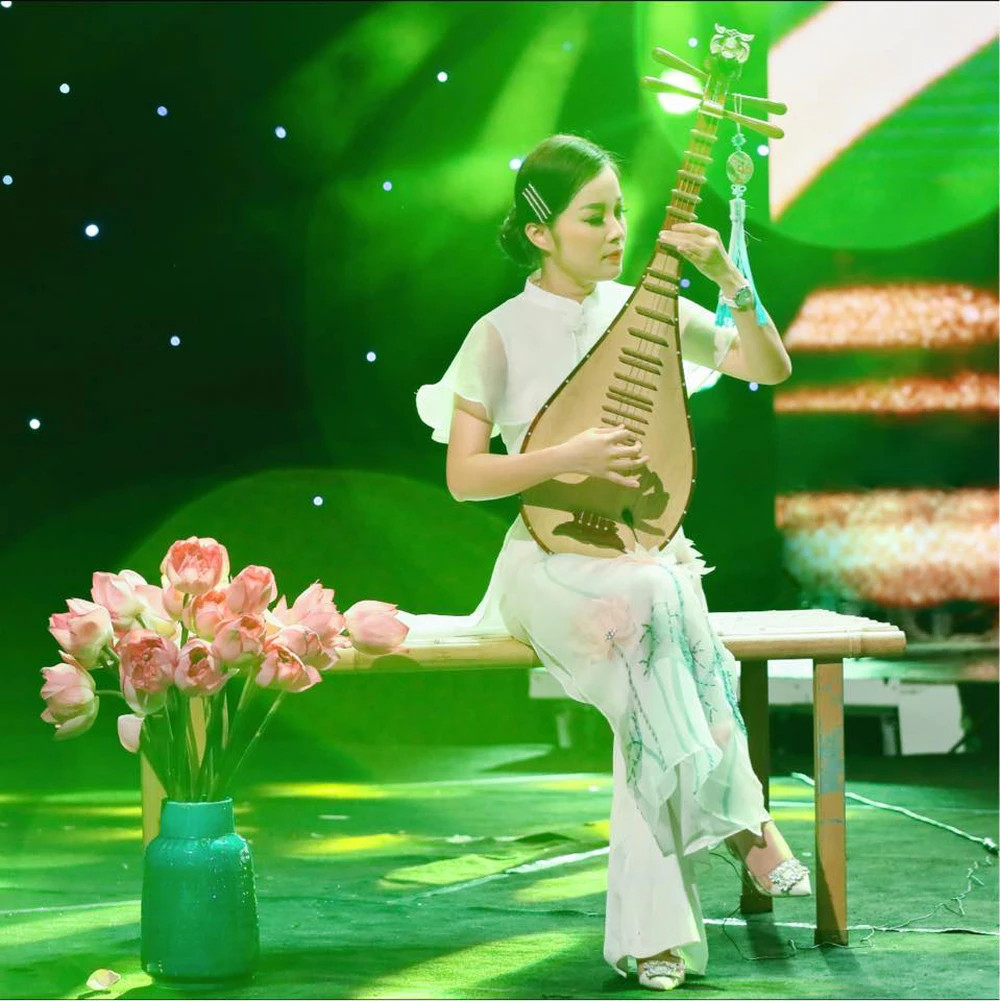 Ít người biết, ngoài 2 công việc hiện tại, Minh Hương còn là một nghệ sĩ chơi đàn tỳ bà chuyên nghiệp. Cô đã được đào tạo đàn tỳ bà suốt 10 năm.