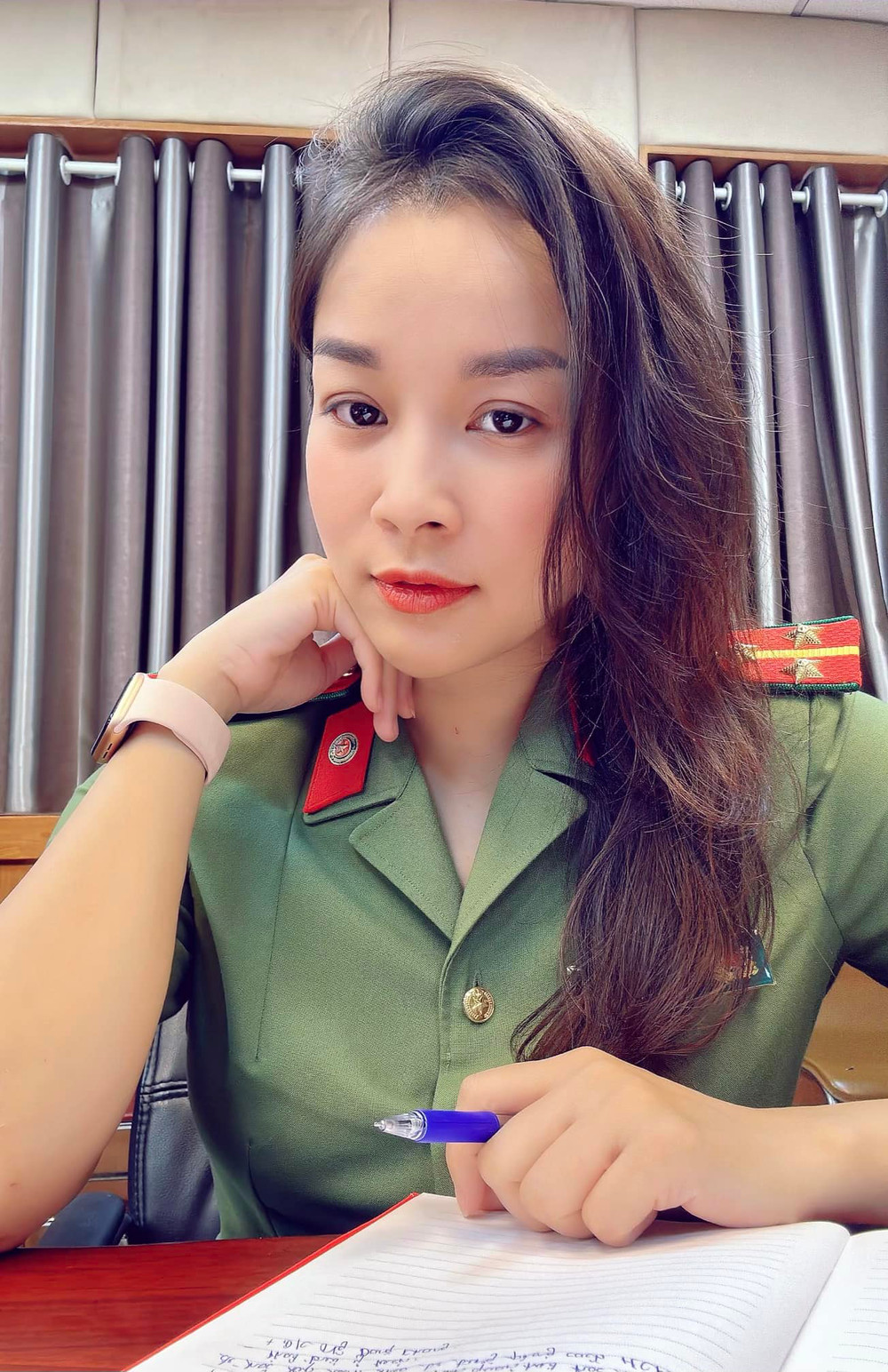 Bước ra từ bộ phim, dù sự nghiệp nghệ thuật khá phát triển, nhưng Minh Hương lại bất ngờ rẽ hướng sang làm việc trong lĩnh vực truyền hình. Hiện tại, cô đang làm MC, BTV của kênh truyền hình ANTV, đồng thời là một Thượng uý Công an.