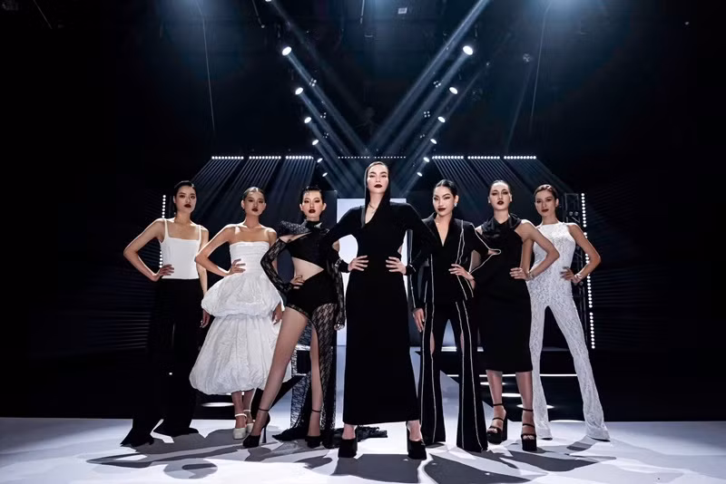 Như Vân bên các thí sinh thuộc đội Hà Hồ.