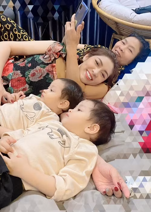 Hai con trai của Thu Thảo đang sống cùng ông bà ngoại. Nàng hậu cố gắng về thăm con mỗi tuần.