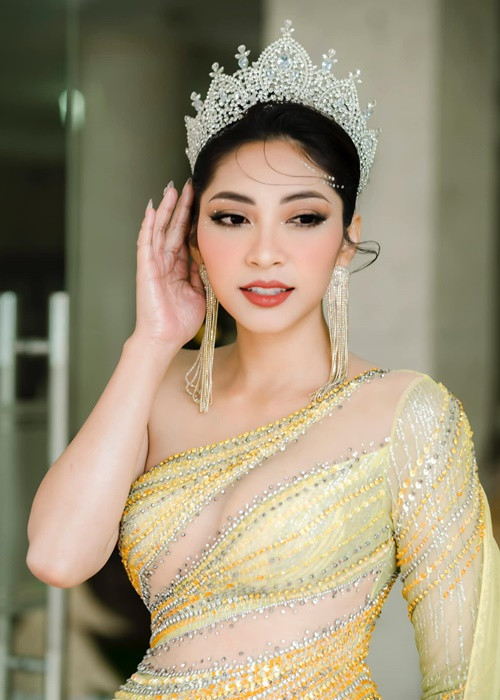 Ngoài tập luyện, người đẹp phẫu thuật thẩm mỹ.