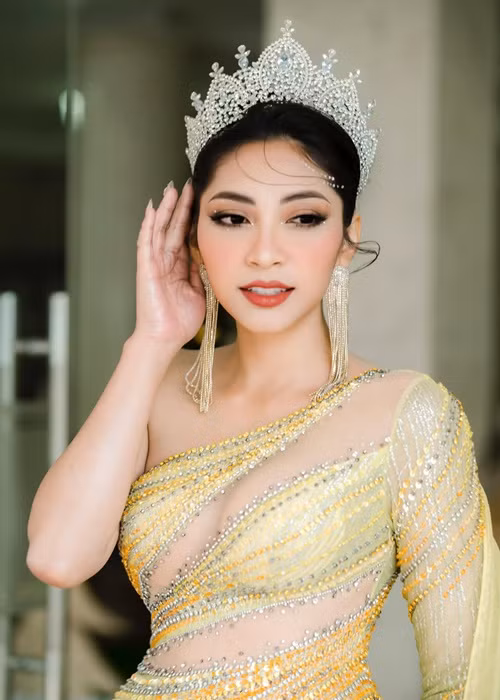 Ngoài tập luyện, người đẹp phẫu thuật thẩm mỹ.