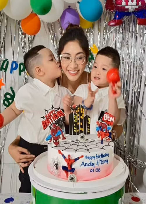 Ngày mới ly hôn chồng doanh nhân, Hoa hậu Đại dương Đặng Thu Thảo rơi vào hoàn cảnh khó khăn về kinh tế. Cô ra khỏi nhà chồng chỉ với 78 nghìn đồng. Tuy nhiên, Thu Thảo chấp nhận ôm hai con trai đi trong cảnh tay trắng để bắt đầu lại cuộc sống.