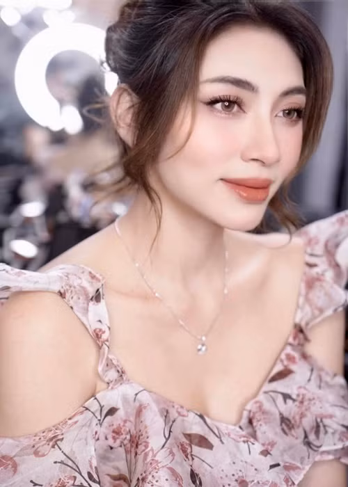 Theo Phụ Nữ Thủ Đô, một nguồn tin thân cận tiết lộ bạn trai của Thu Thảo là ông chủ phòng gym và đúng là người đàn ông thường xuyên được cô chia sẻ hình ảnh trên trang cá nhân.