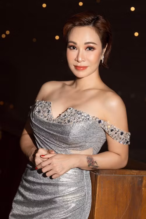 Uyên Linh tiết lộ, trong đêm nhạc, cô đã hứa hát tặng cho vị khán giả kia. Theo nữ ca sĩ, cô đưa ra ý kiến nếu ban tổ chức không xử lý triệt để vấn đề, cô xin phép tạm ngưng một số show diễn sắp tới với đơn vị này. Ảnh: FBNV.