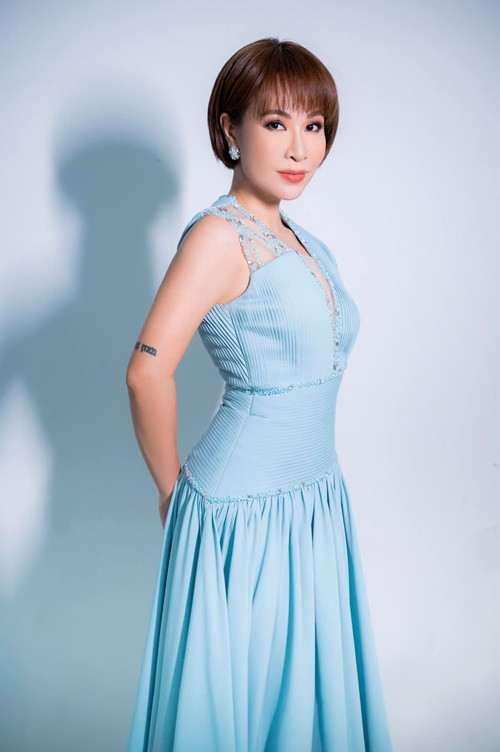 Taylor Swift có biệt danh là “rắn chúa” bởi vậy, không ít fan của Taylor Swift chỉ trích Uyên Linh. Giữa ồn ào, Uyên Linh giữ im lặng. Một năm sau đó, trong chương trình 1 tiếng kể hết, Uyên Linh chia sẻ về phát ngôn liên quan đến Taylor Swift. Ảnh: FBNV.