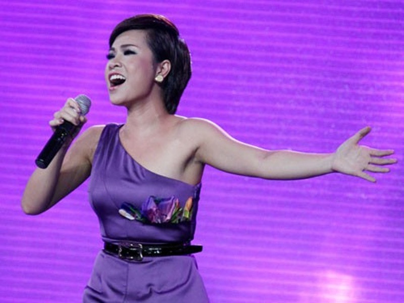 Uyên Linh nhận lỗi vụ bài hát Đường cong. Người Lao Động dẫn lời nữ ca sĩ: “Linh đã có sai sót trong việc chưa liên lạc với nhạc sĩ Hải Phong về việc biểu diễn bài hát Đường cong khi đã kết thúc chương trình Vietnam Idol. Lúc đó, Linh cũng chưa biết bài này là độc quyền của ca sĩ Thu Minh. Khi được ban quản lý nhắc nhở, Linh đã xin lỗi chị Thu Minh và ban quản lý đã gửi lời xin lỗi anh Hải Phong về việc này”. Ảnh: Tiền Phong.