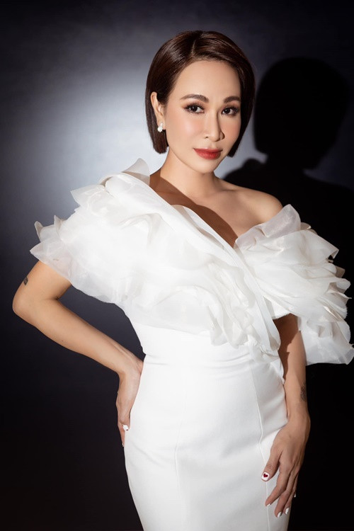 Bị chỉ trích, Uyên Linh lên tiếng. Cô cho rằng không thể quy chụp lỗi cho ban tổ chức khi chưa xác minh sự việc. Nữ ca sĩ chia sẻ thêm, clip lan truyền trên mạng là một đoạn cắt ra. Uyên Linh nhấn mạnh, lời nói của cô trong đêm diễn chỉ là một câu nhằm giảm bớt không khí căng thẳng, không có ý "trêu tức" vị khán giả kia. Ảnh: FBNV.