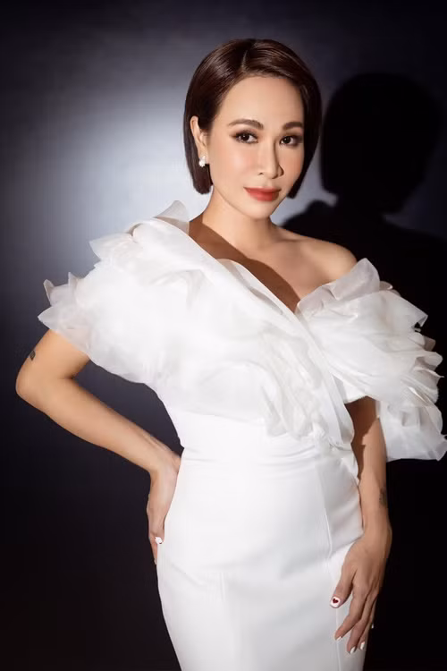 Bị chỉ trích, Uyên Linh lên tiếng. Cô cho rằng không thể quy chụp lỗi cho ban tổ chức khi chưa xác minh sự việc. Nữ ca sĩ chia sẻ thêm, clip lan truyền trên mạng là một đoạn cắt ra. Uyên Linh nhấn mạnh, lời nói của cô trong đêm diễn chỉ là một câu nhằm giảm bớt không khí căng thẳng, không có ý "trêu tức" vị khán giả kia. Ảnh: FBNV.