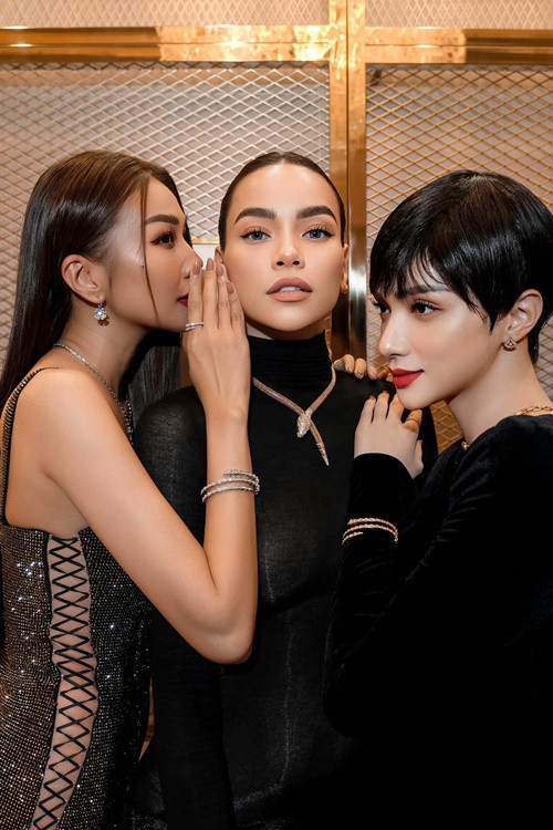 Trước đó, Hà Hồ và Hương Giang khá thân thiết. Ảnh: FBNV.