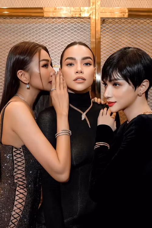 Trước đó, Hà Hồ và Hương Giang khá thân thiết. Ảnh: FBNV.