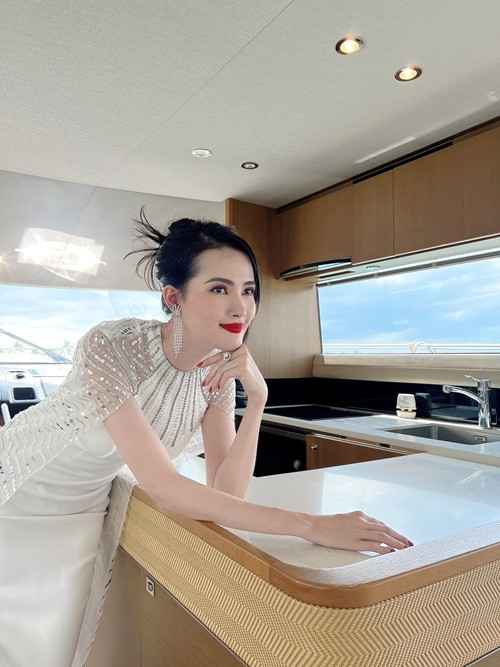 Mới đây, trong cuộc phỏng vấn với Vietnamnet, Hoa hậu Phan Thị Mơ cho biết, mối quan hệ cũ của cô thường khó kéo dài vì sự khó tính, cầu toàn của cô. Ảnh: FBNV.