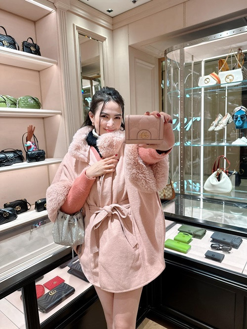 Phan Thị Mơ tự thưởng cho bản thân những chiếc túi hiệu. Ảnh: FBNV.