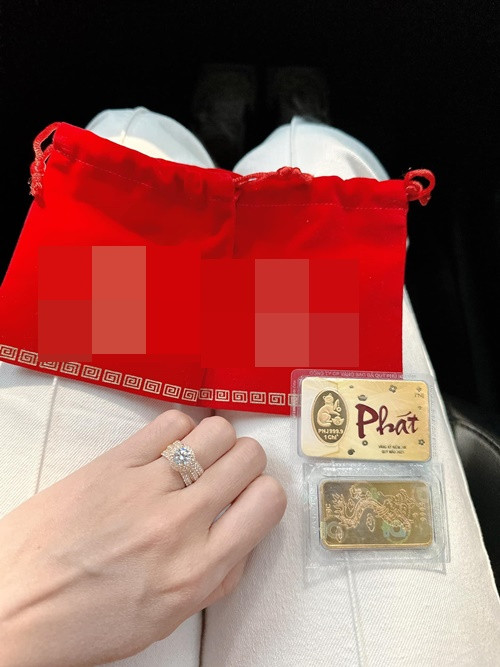 Nữ diễn viên phim Hoa hồng thép mua nhẫn kim cương, vàng vào ngày vía Thần tài tháng 1/2023. Ảnh: FBNV.
