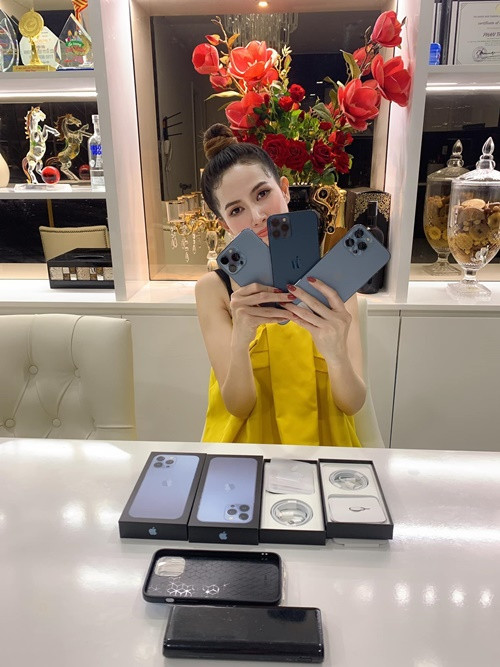 Phan Thị Mơ khoe những chiếc iPhone mới cóng. Ảnh: FBNV.