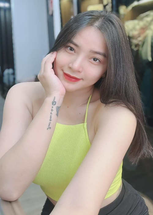 Giống người mẫu Diệp Lâm Anh, nữ ca sĩ Hải Băng cũng "hốt bạc" từ livestream bán hàng. Trong cuộc phỏng vấn với Zing năm 2017, bà mẹ ba con tiết lộ, thu nhập từ bán hàng qua mạng của cô là 200 triệu đồng mỗi tháng.