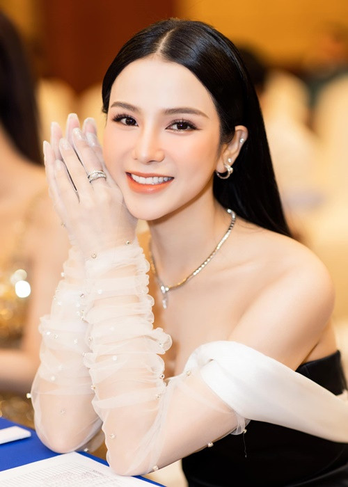 Mới đây, Diệp Lâm Anh chia sẻ trên Vietnamnet, thu nhập từ livestream bán hàng của cô gấp 10 - 20 lần cát-sê dự sự kiện.